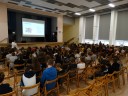 Szkolenie dla uczniów szkoły podstawowej nr 5 w Malborku, do uczestników i uczestniczek przemawia trenerka